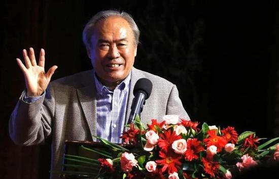 伊藤雄彦抬手抽向田中浩一，一巴掌便在他的脸上抽出一个红红的五指印，口中怒喝：你这是在长他人志气，灭我的威风？难道你觉得我伊藤雄彦，还解决不了一个二十多岁的中国小伙子？。